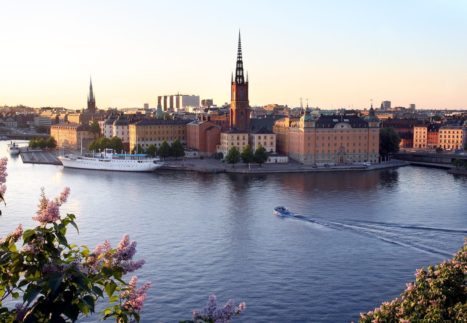 How To Explore The City Without Your Luggage